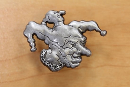 Beeldend kunstenaar Ruud Simons is de ôntwerper vân D’n Opstaekerᵀᵐ 2020.
Vör € 5,00 is haen straks beej alle ivveneménte vân ôs vereniging en beej <a href="/cuparcen/">Cup Arcen</a> te koëp.
Info: keieschieters.nl/d%E2%80%99n-op…
en ruudsimons.com