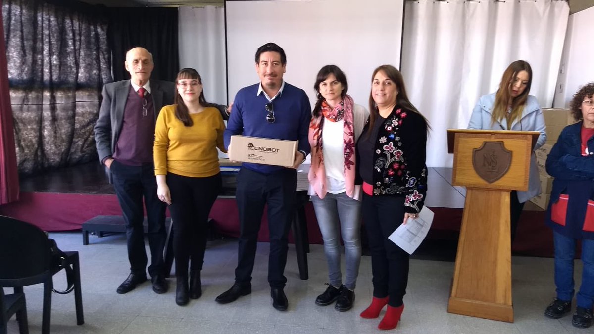 JDiegep's tweet photo. Acompañamos al INSTITUTO MAIPU de San Martín en la entrega de los Kits de Robótica. Sumando cultura digital, felicitaciones!!👏👏👏https://t.co/ZtREBZqga2 @adriana_frega @JuanCruz_R @rocio_fonta @MartinRozas https://t.co/OteeIyPjBJ