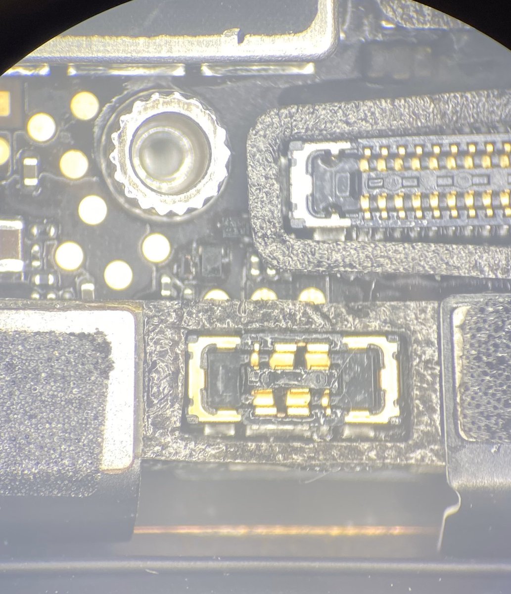 BitRepair's tweet image. iPhone 8 Gas Gauge MOSFET Repair. Top tip, be extra careful unplugging the battery on the iPhone 8 - they are easily knocked off. This is a before and after of the same board. #microsoldering #iPhone8 #BitRepairs