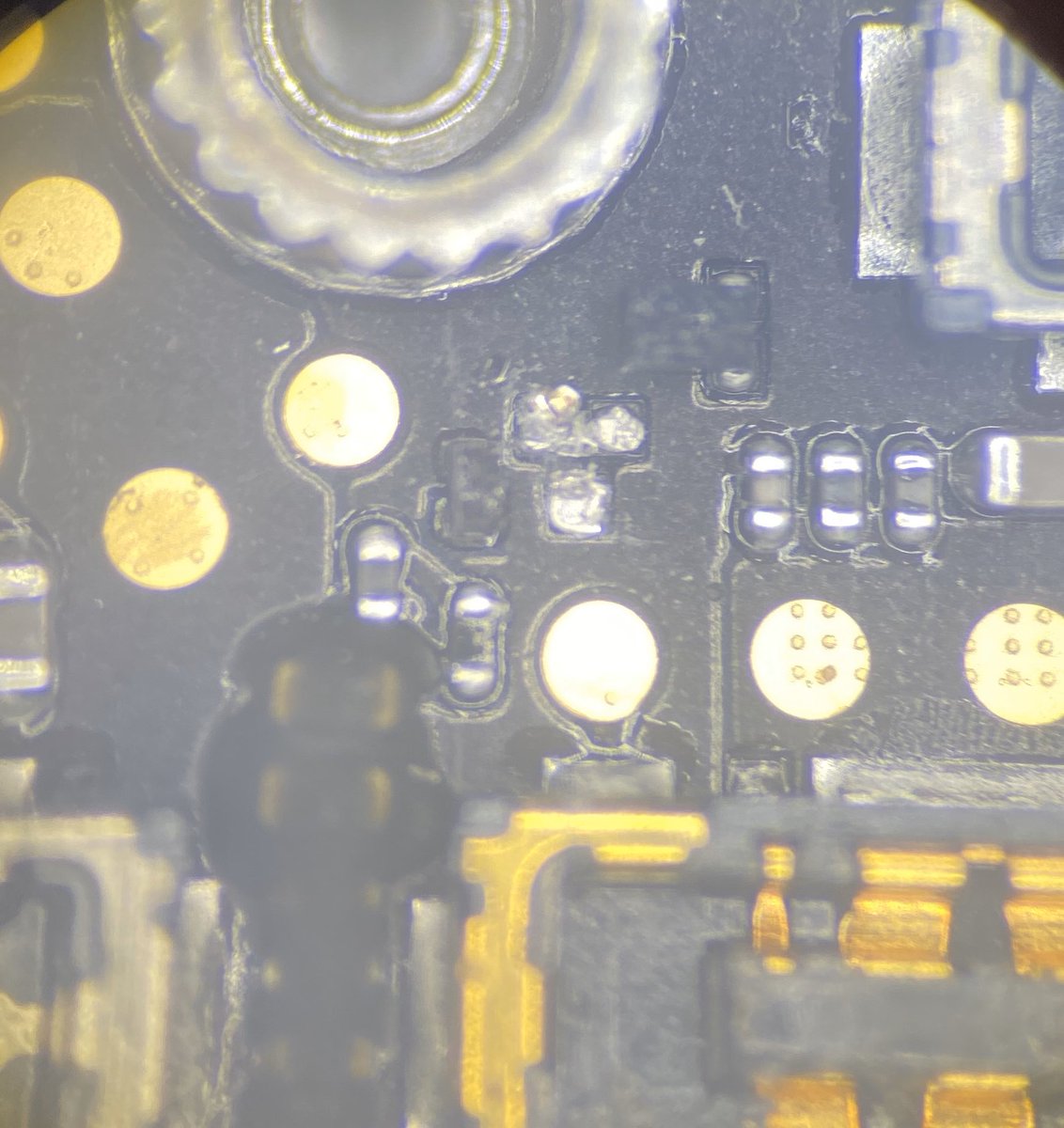 BitRepair's tweet image. iPhone 8 Gas Gauge MOSFET Repair. Top tip, be extra careful unplugging the battery on the iPhone 8 - they are easily knocked off. This is a before and after of the same board. #microsoldering #iPhone8 #BitRepairs