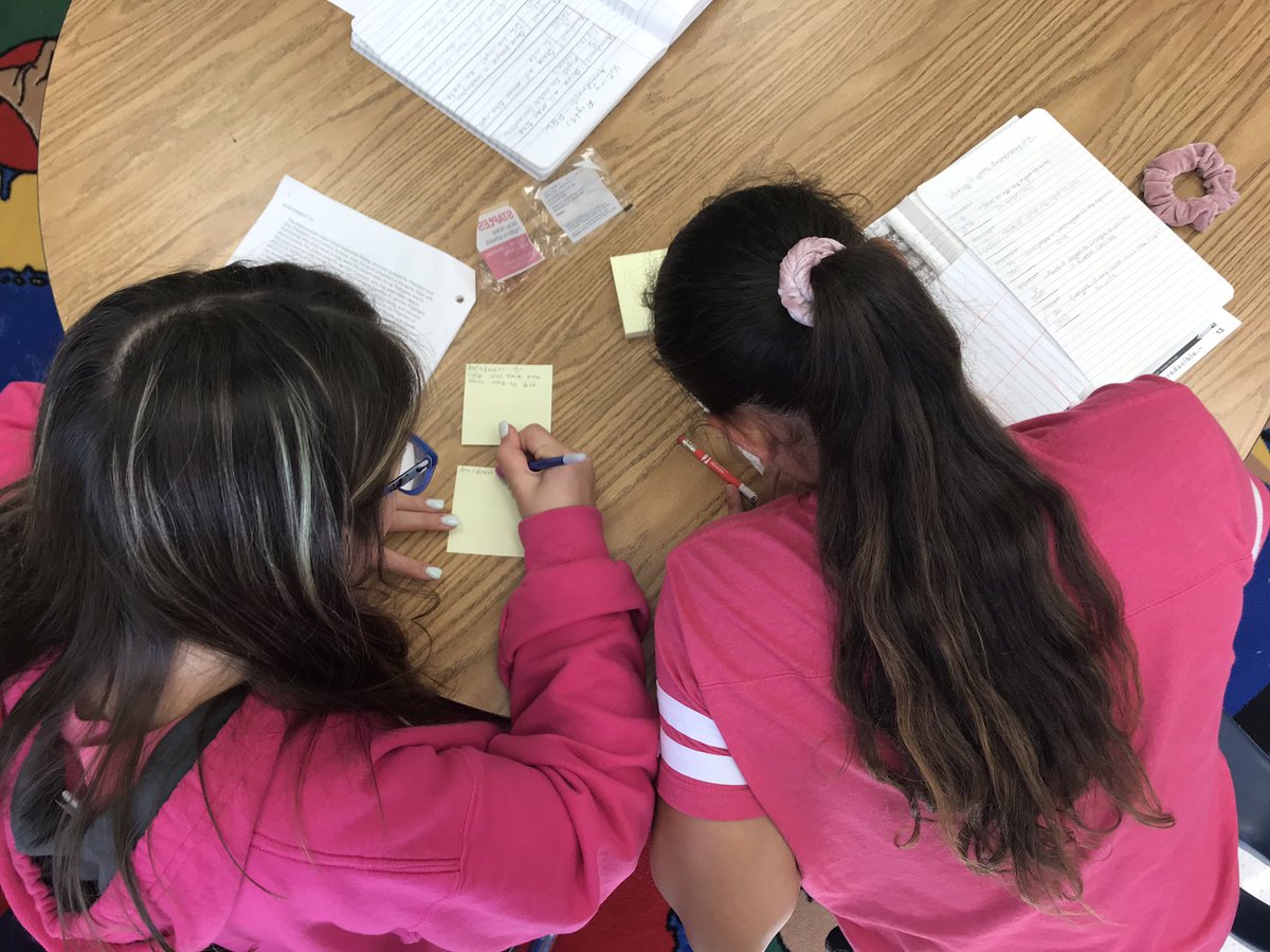 MsHalls5thGrade's tweet photo. @FindleyOaks 5th graders researching the rights and responsibilities of American citizens and creating products for our We the People PBL Unit. https://t.co/Qq4gKkofws