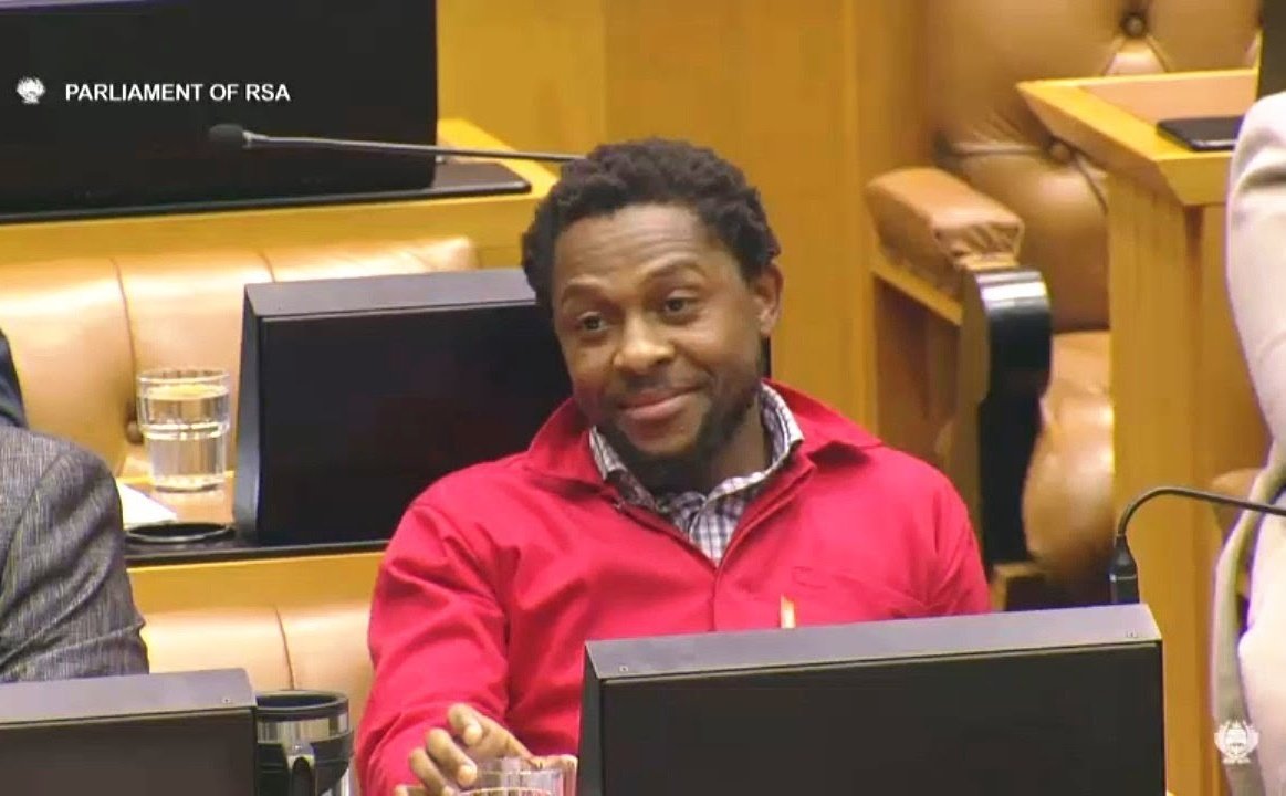 🤣🤣🤣 #Parliament #MabuzaQandA 

Madame Speaker: are you rising on a point of order?

#Ndlozi: somethin' like that...