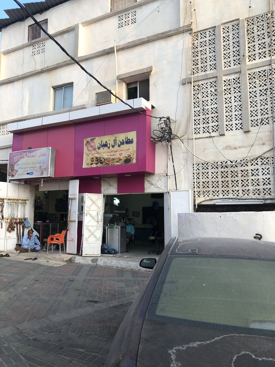 6️⃣
#ذكريات_بيشة
وقد سكن الأستاذ روى معلم اللغة الأنجليزية في بيت آل زهيان الموضح في الصورة،وكان دور...