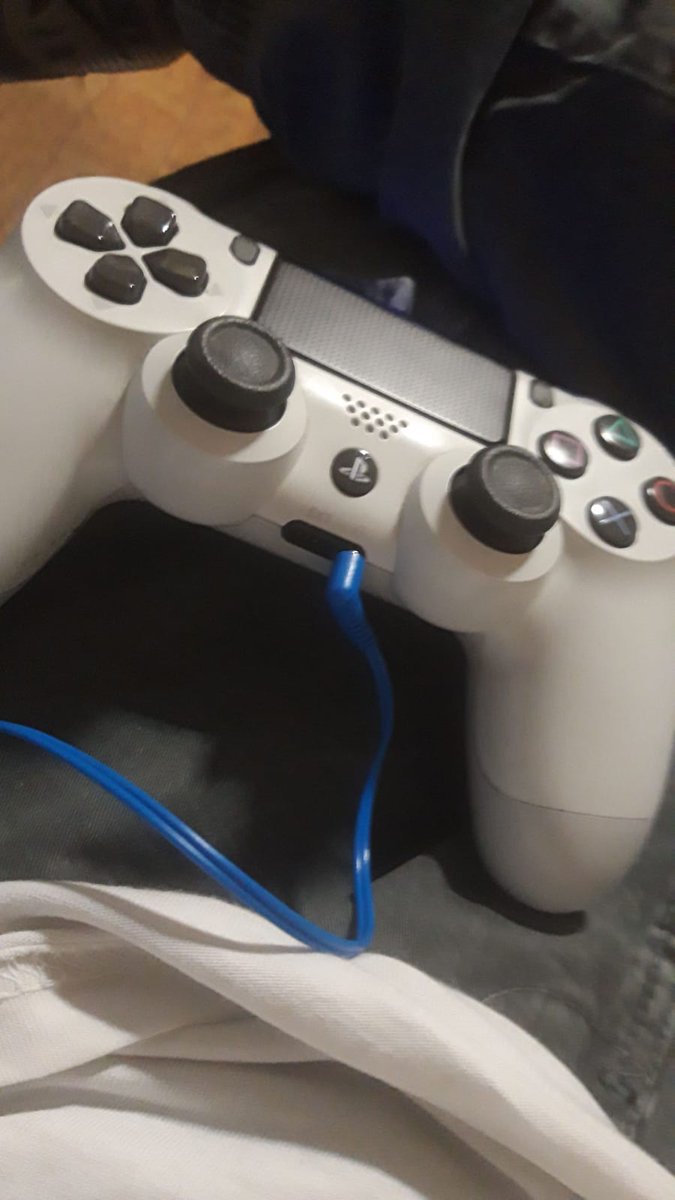 0xKervin's tweet photo. @The_FortniteGuy I have to play with cellphone headphones https://t.co/xvmkFexlBh
