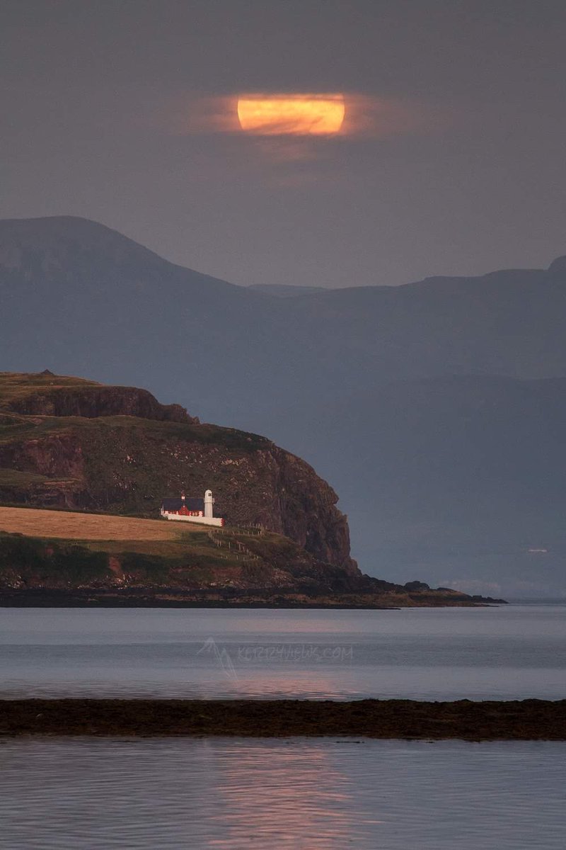 It has stood at the harbour mouth since 1885. Dingle Lighthouse. #CorcaDhuibhne #DinglePeninsula Photo by Kerryviews.com
