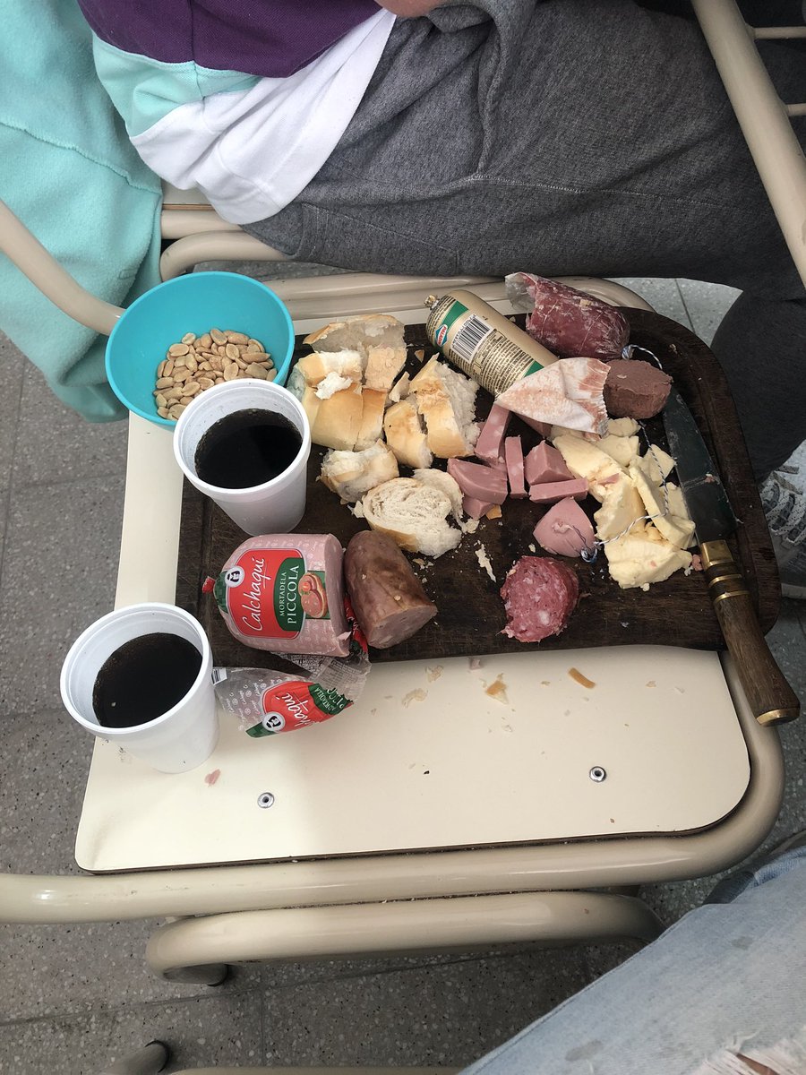 Profesora: No pueden comer en clase
Los del fondo: