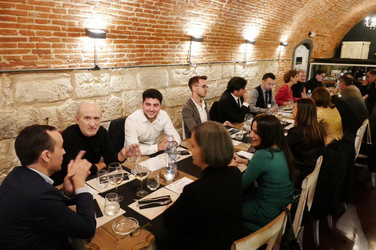 DORibera's tweet photo. Tenemos el lujo de poder disfrutar de una cena marinada con el #espírituRibera de estos tres vinos: #NeoPuntaEsencia, de @BodegasNEO, #AaltoPS, de @aalto_winery y, de nuevo, uno de nuestros nuevos vinos blancos con #AlbilloMayor, el #Lebrero, de #BodegasFélixCallejo 🍷😊 https://t.co/GUYM2ZZOQD