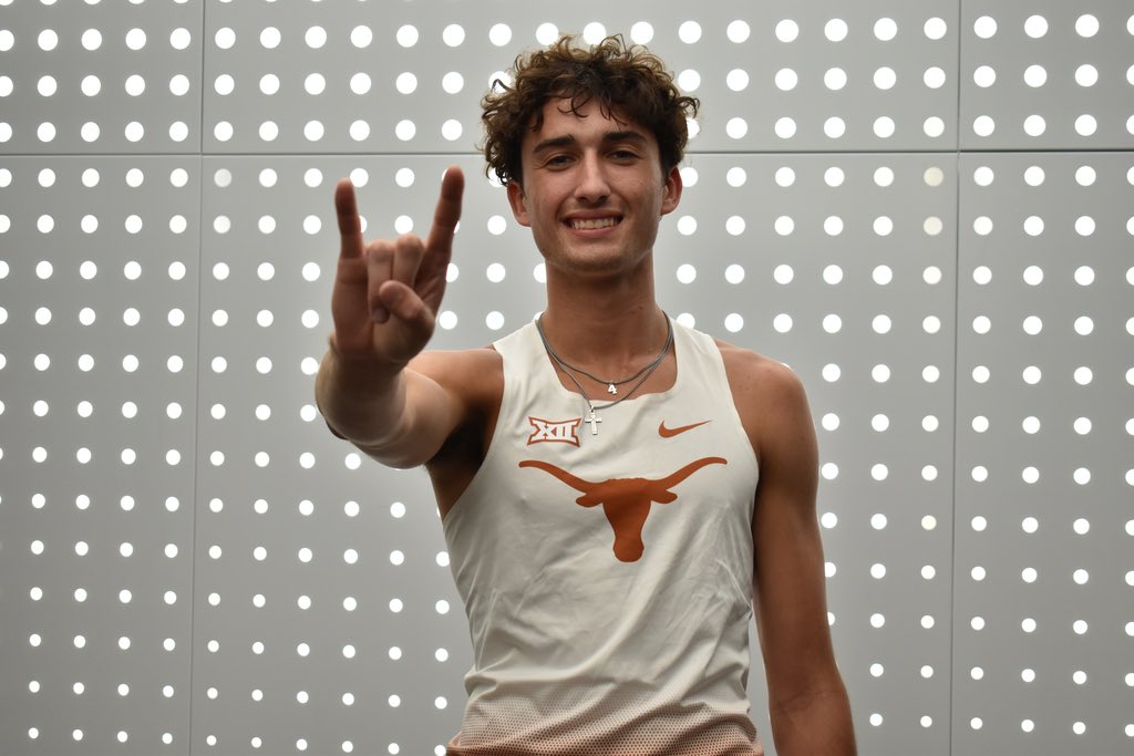 TheRileyForeman's tweet photo. #Committed #HOOKEM https://t.co/jPaHnMasf7