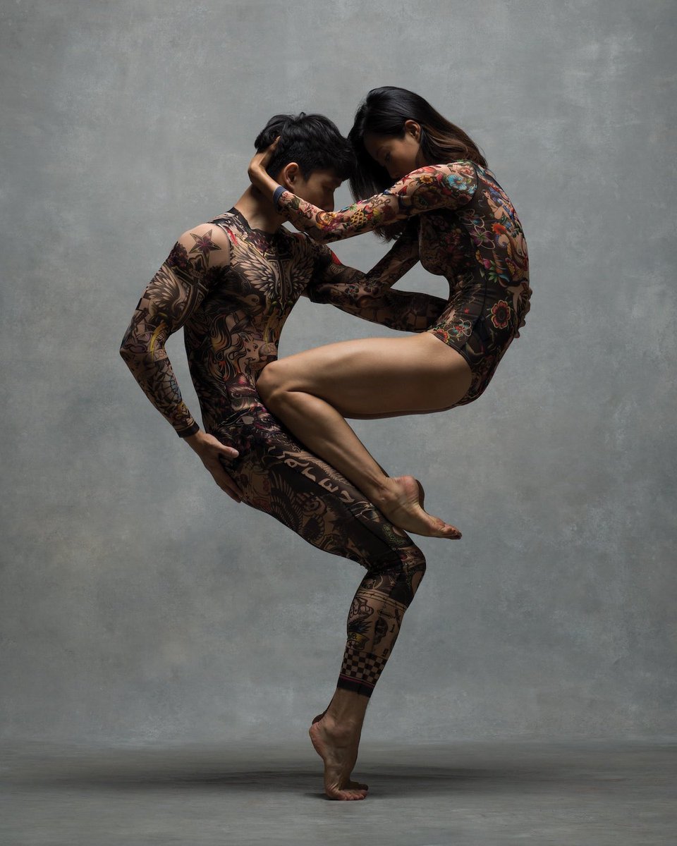 canalacultura's tweet photo. #TheStyleOfMovement es una recopilación de capturas #fotográficas, con las que se investiga la relación #Danza+#Moda, el movimiento del cuerpo crea una expresión ideal para la intención del #diseñador al hacer piezas destacables. Por #KenBrowar y #DeboraOry del @NYCDanceProject https://t.co/2ljRwBzqPS