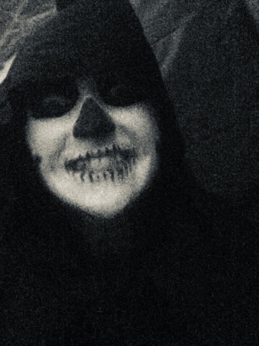 Alex01573906's tweet photo. #artwork #corpse #zombie #voyager #Skeleton #reaper #halloween #hauntedbarn #makeup https://t.co/zWxDLogYw3