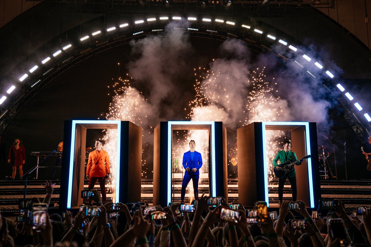 jonasbrothers's tweet image. First leg of the #happinessbeginstour is officially done! We can’t thank you guys enough for coming out to the shows and having a rockin time with us ❤️😂 We love you and already can’t wait for leg 2!!