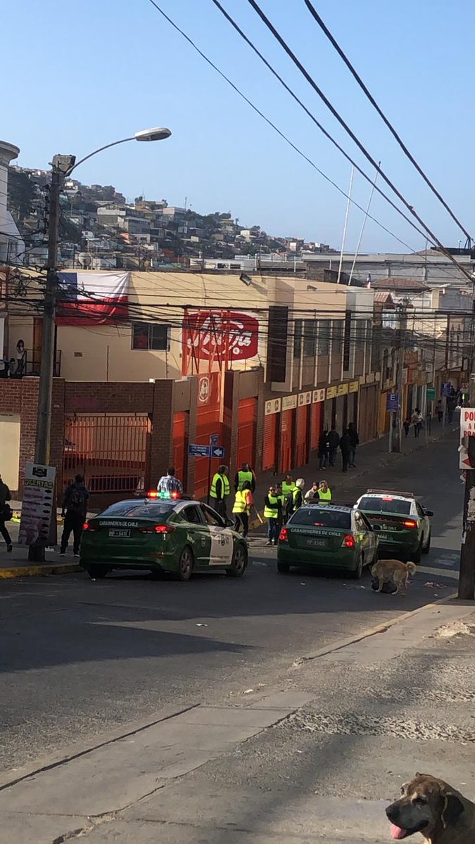 MiRadiols's tweet photo. 🔵Chalecos amarillos protegen local Fruna de posible saqueo https://t.co/21rmQcXhZD