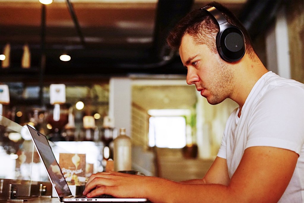 hackerparadise's tweet image. Ah, the universal sign for "please don't chat with me right now, I'm working." So effective and efficient! #headdownheadphoneson #RemoteHack #digitalnomad #hackinglife #remotework #freelance