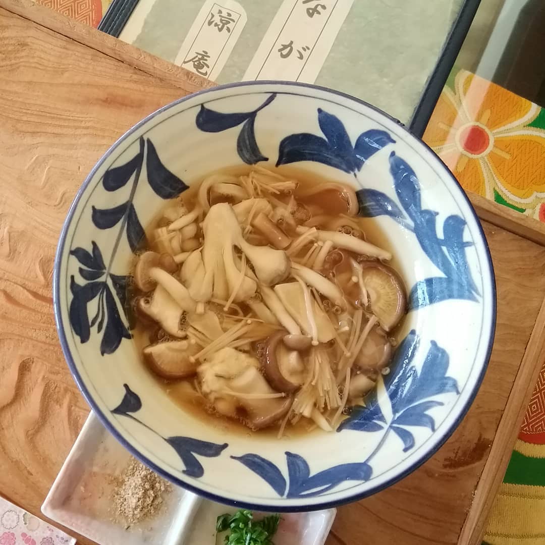 ট ইট র 涼庵 蕎麦うどん 涼庵です 今回は 冬季新メニュー きのこあんかけうどん です しいたけ しめじ まいたけ エリンギ えのき 5種類のきのこをあんかけにしました 寒い日には ピッタリの一品です 涼庵 岐阜 各務原 各務原ランチ 岐阜