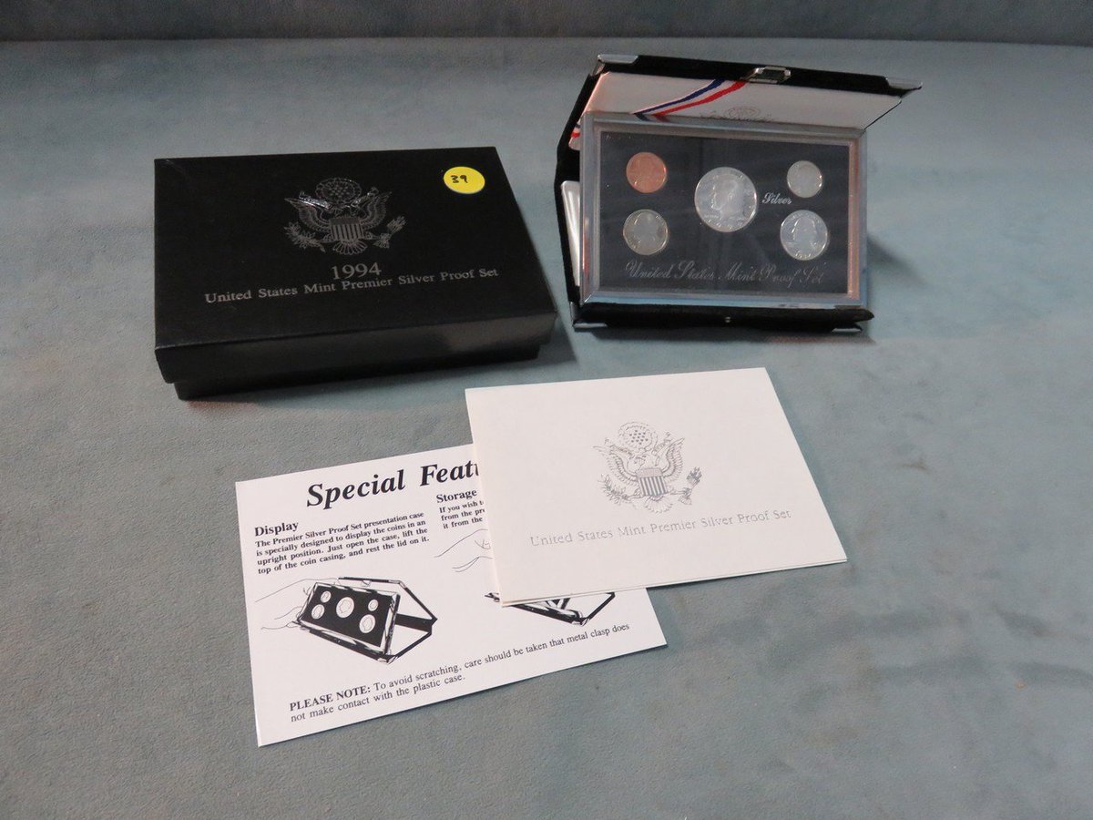 b2pcollect's tweet image. It seems like the packaging of #USMint #ProofSets changed at some point between the #60s &amp;amp; the #90s, doesn't it? Got just a little fancier, we think. #Coins #Numismatist #Auction bit.ly/2VMHUnM