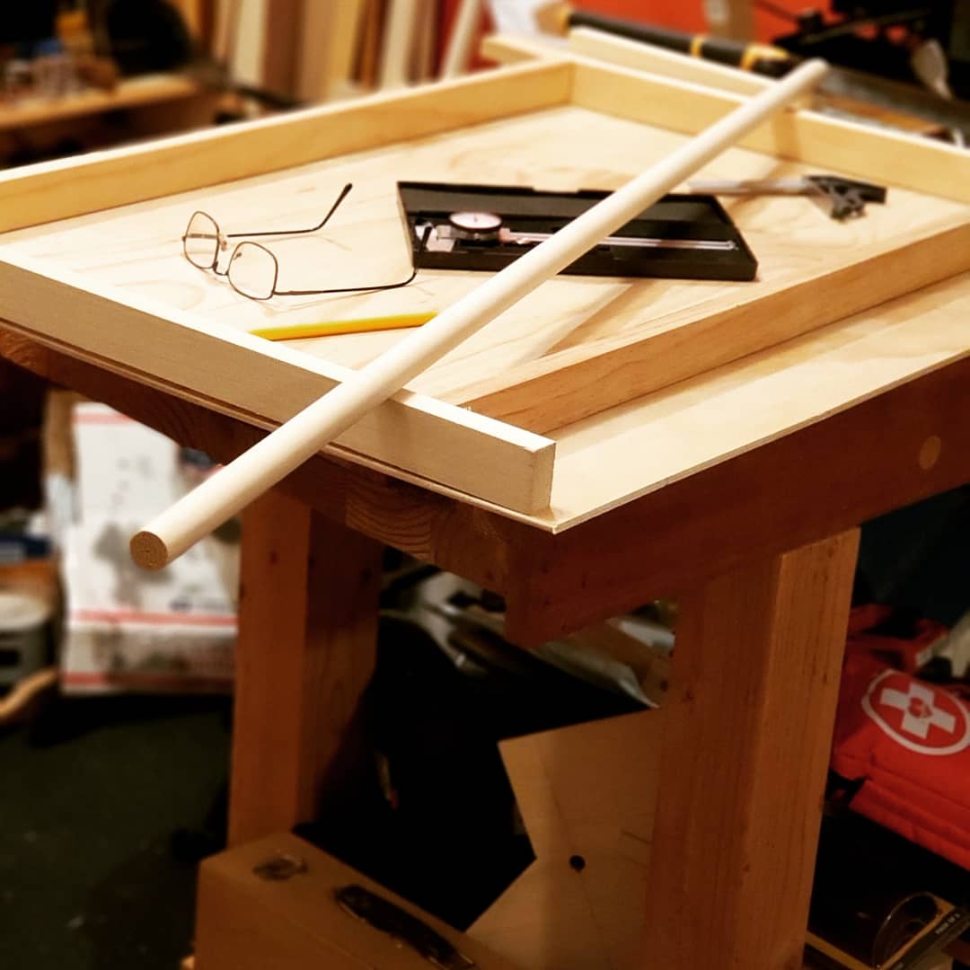 makebrooklyn's tweet image. I may have invented this or maybe you can buy it at Michael&apos;s for $20 ... it&apos;s an adjustable #draftingtable top for my #splittop #roubo #workbench to mount into the center #toolwell just came to me all at once and went together in 20 min so far.

#maker #woodworking #handtools