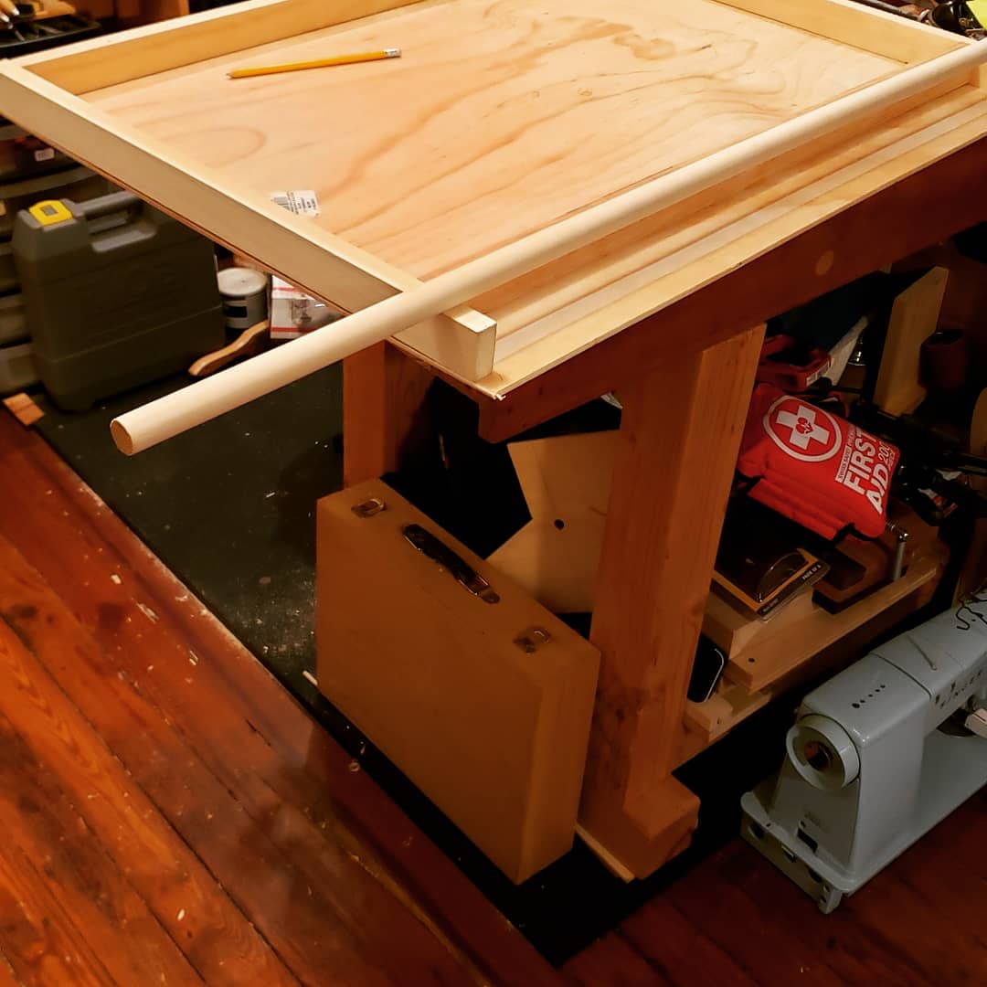 makebrooklyn's tweet image. I may have invented this or maybe you can buy it at Michael&apos;s for $20 ... it&apos;s an adjustable #draftingtable top for my #splittop #roubo #workbench to mount into the center #toolwell just came to me all at once and went together in 20 min so far.

#maker #woodworking #handtools