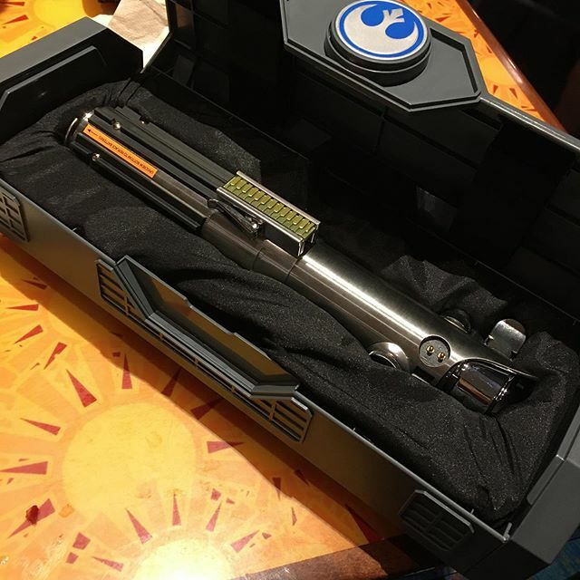 MouseMagicJJ's tweet image. So...I may have gotten a thing... #rey #starwars #theriseofskywalker #starwarstheriseofskywalker #lightsaber #galaxysedge #starwarsgalaxysedge #legacylightsaber #wdw #waltdisneyworld #disney #skywalker ift.tt/2J978Yn