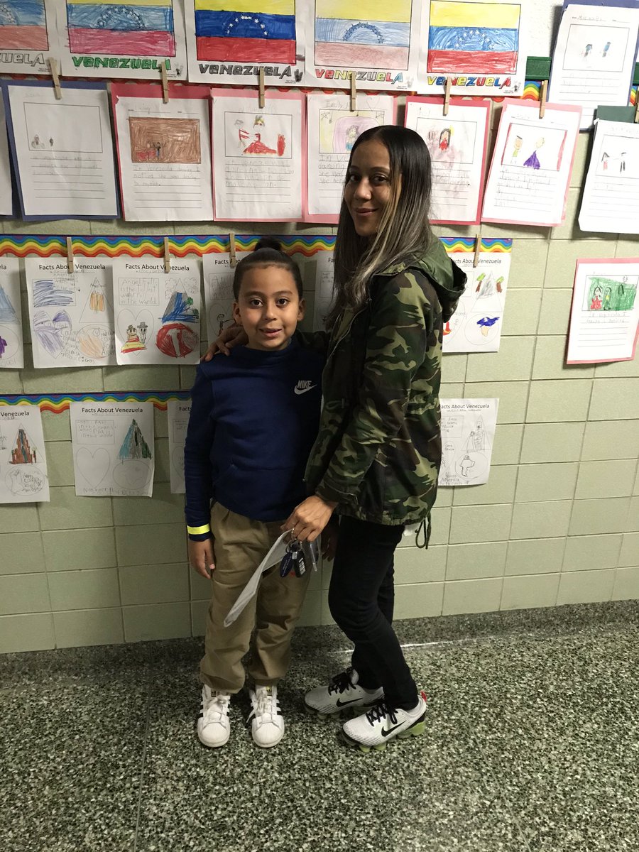 TPbufsd's tweet image. Families working together to complete the scavenger hunt 💛