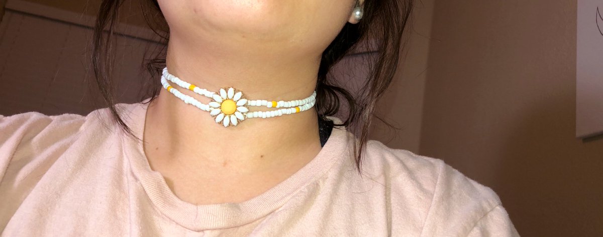 Double stacked daisy choker 🌼

$18 shipped, only 1 available!☺️
#flowerchoker #daisyjewelry #jewelry #necklace #beadedjewelry #choker