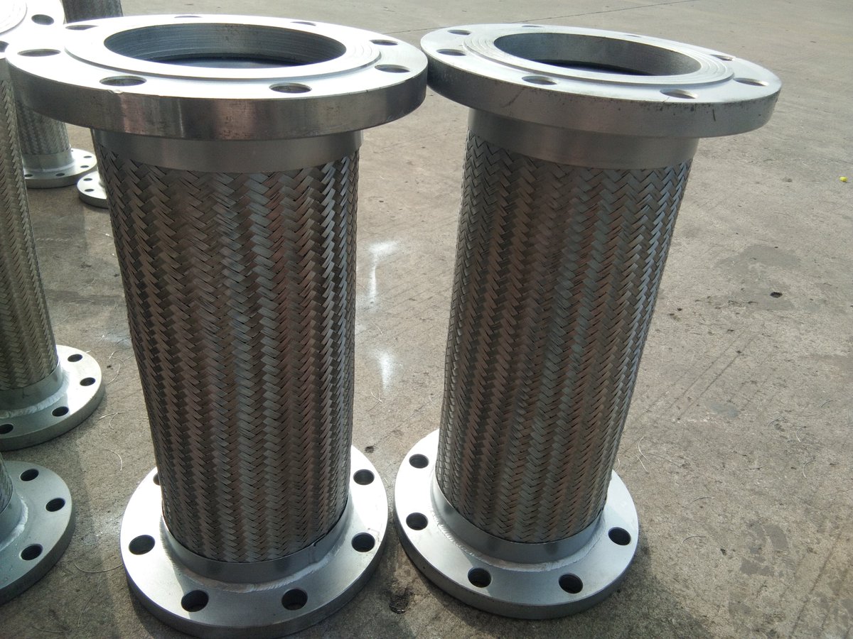 The hose body is a thin-walled stainless steel tube hydroforming, which has strong flexibility, flexibility, bending and vibration resistance. The woven mesh sleeve strengthens the protection and makes it have higher pressure bearing capacity.