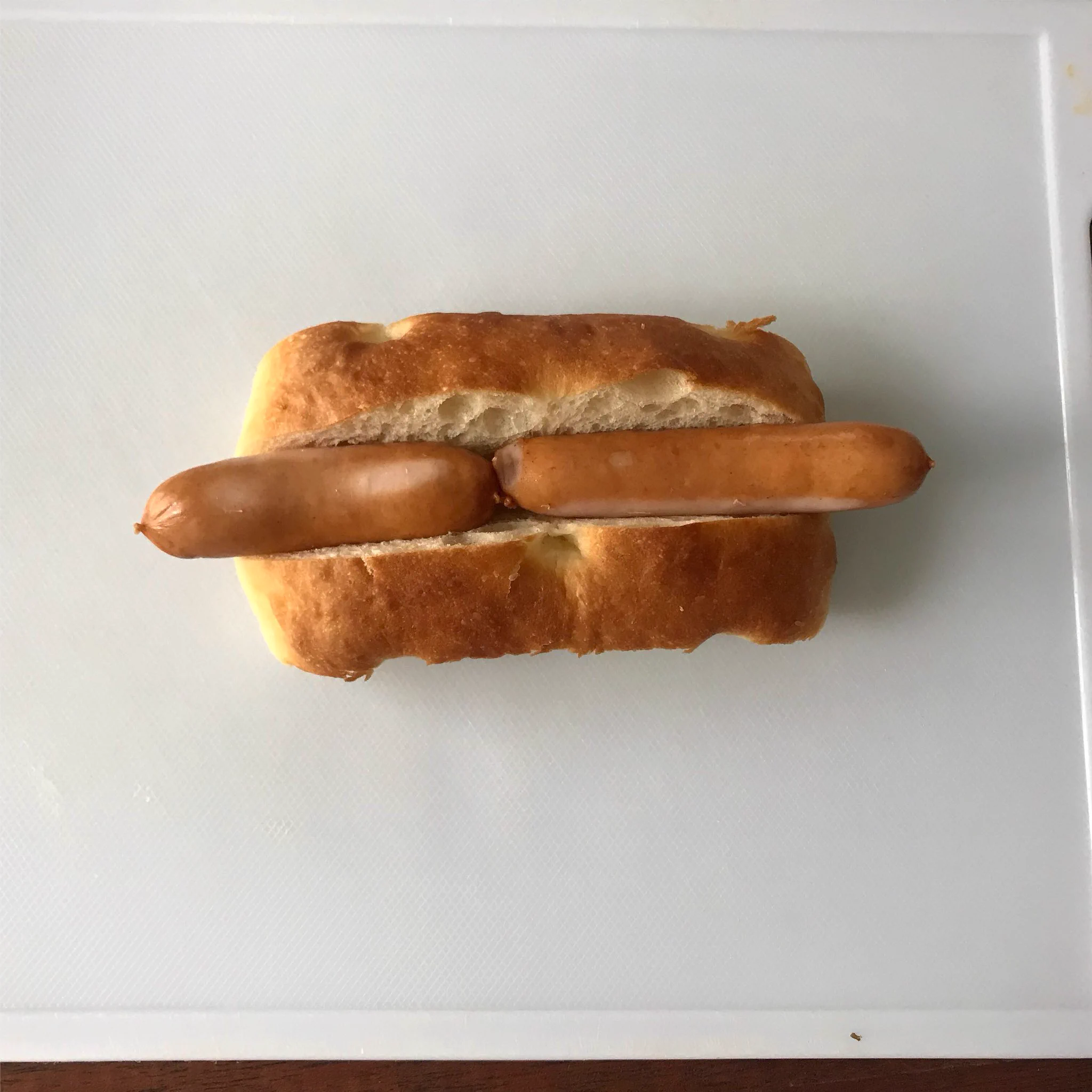 すごく簡単に作れるから朝食にぴったりかも！フォカッチャチーズドッグの作り方！