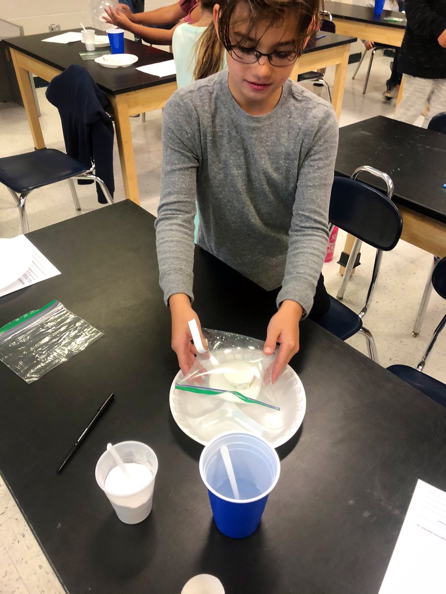 Krueger5134's tweet image. Pure excitement testing a chemical reaction! 👨‍🔬 👩‍🔬 💥 #learningthroughdoing #teamwork @MysterySci @jenru12