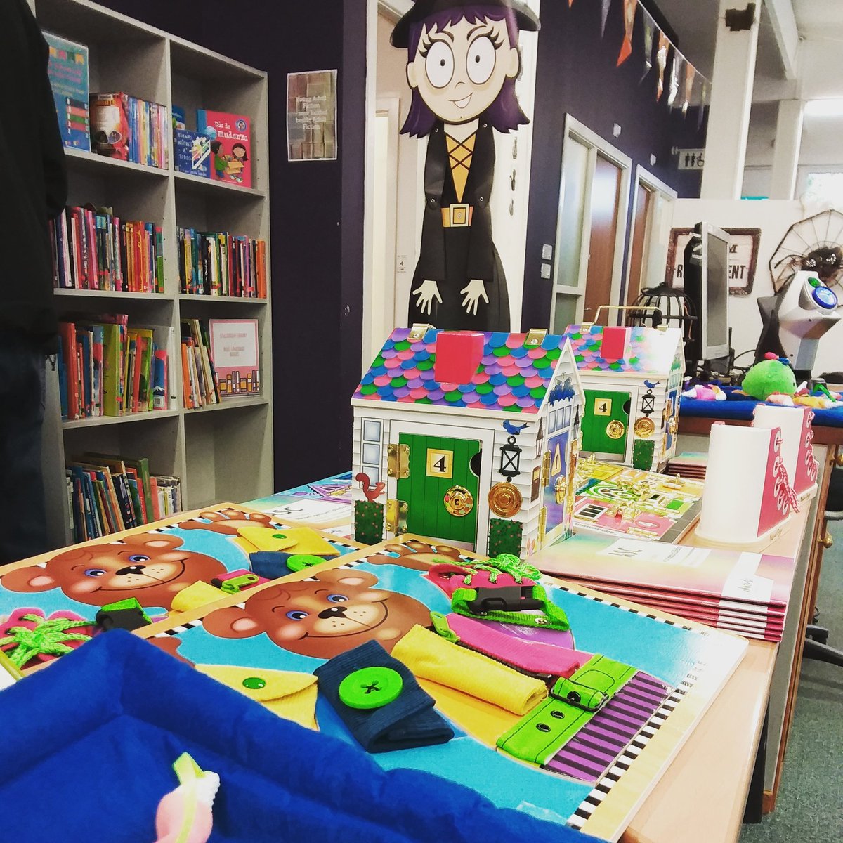 MariaMernagh's tweet image. Lovely to catch up with @GoodCounselGNS Caroline Quinn today at the launch of @DLR_Libraries Autism Specific Collection. 
#StillorganLibrary #AskForAsc