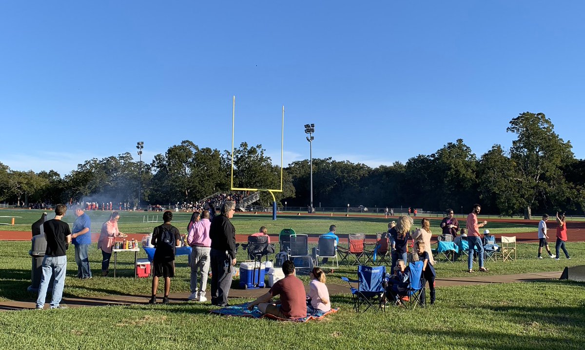 diannegthompson's tweet photo. It’s a beautiful afternoon for a tailgate!  @CluteCougars faculty and staff enjoying the game and supporting our students  vs @LJIPanthers!  #FromHereAnythingisPossible https://t.co/LSERW12SPR