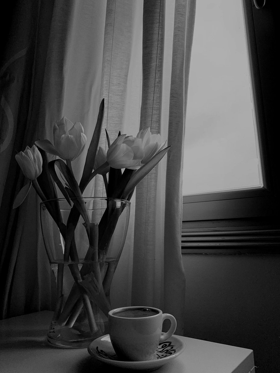 لا أحب أن أعيش هكذا شعور ..
أنا لا أشعر بـ شيء ..
ولكن في داخلي زحمة أشياء ..
أحاول أن أتغاضى عن كل ذلك ..
وأبدو طبيعيه ..
ولكن ألم في صدري ..
وكأنه سـ يفيض من عينيّ ..
لا أريد الصمت ..
ولا أتصالح مع الحديث ..
أو الهذيان لـ أي شيء ..
هو شعور لا يمكن لي أن أصفه ..
مؤذٍ جداً ...♪