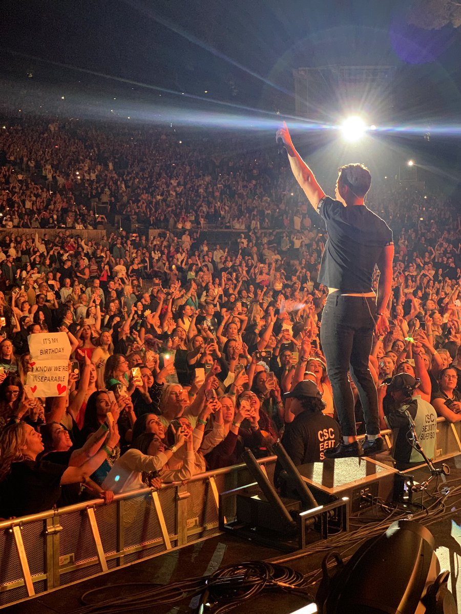 joejonas's tweet image. Love this photo @Philymack took. Trying to figure out if I’m levitating 🕴🧐