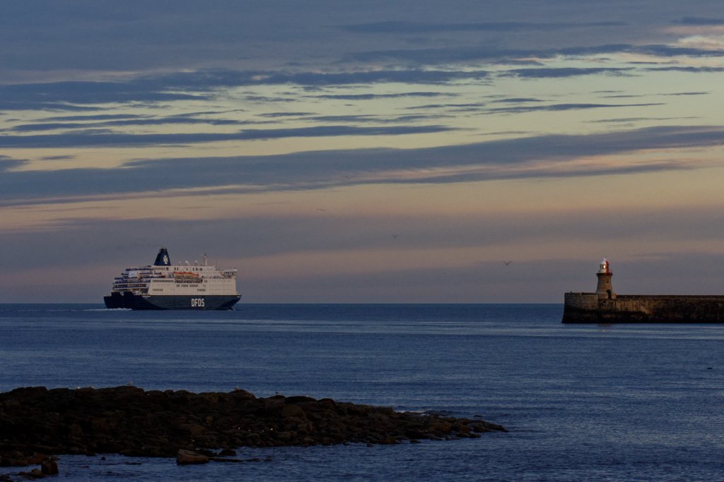 david1hirst's tweet photo. A beautiful Autumn's evening as @dfds_uk #DFDSPrincess departed the Tyne on Tuesday for the overnight crossing to Amsterdam | #RiverTyne @Port_of_Tyne @StormHour @NorthShieldsBC https://t.co/XtPt4tI3Cj