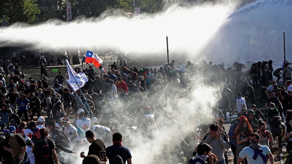 We are deeply concerned by images of police brutality and protester violence in Chile. President Piñera should make clear the need to respect human rights. The justice system should ensure that those implicated in abuses are effectively investigated. bit.ly/2W3XfAt