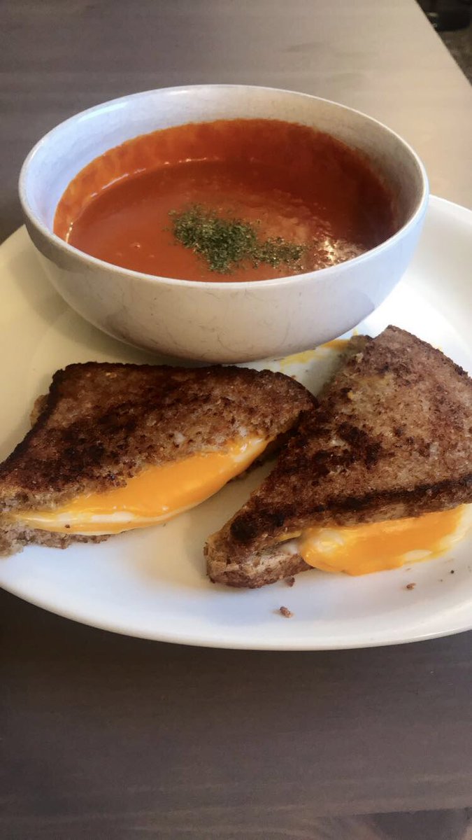 vegan grilled cheese and tomato soup 😊