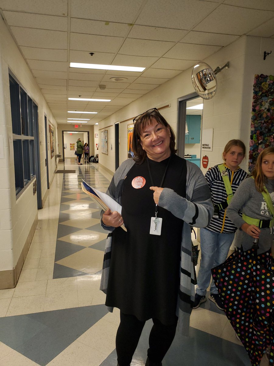 LPorchia4's tweet photo. Pine Crest Elementary School showing support #mcearedfored https://t.co/SNkRaVRTRK