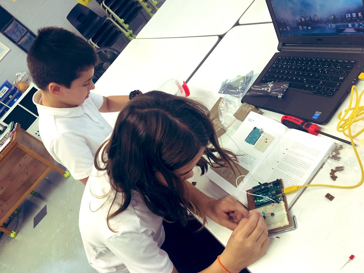 MsJennsClass's tweet photo. The senior students in the #STEAMClub @PET_EMSB investigating circuits with #Arduino https://t.co/q4rhajg0sr