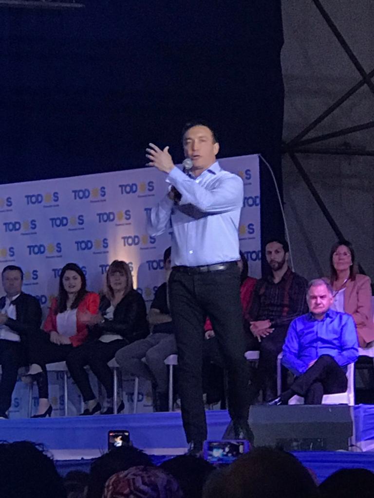 DanielBosques40's tweet photo. Una verdadera fiesta peronista en el cierre de campaña en el club Nahuel.
Con la presencia de nuestro conductor @PereyraJulio y el candidato a intendente por el frente de Todos #AndrésWatson
Vamos compañeros con muchas 💪💪
#AndresWatson2019
#AxelGobernador
#FernandezFernandez https://t.co/7ADLpP99EY