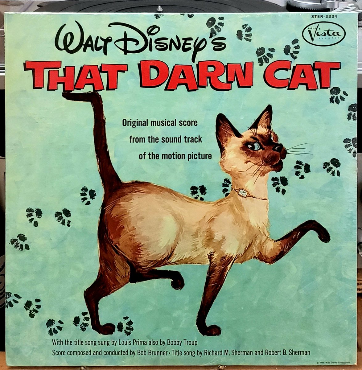 Record 2: from #Disneyland/Buena Vista Records, an unopened copy of 𝗧𝗵𝗮𝘁 𝗗𝗮𝗿𝗻 𝗖𝗮𝘁, with the original music score from the film's #soundtrack. Title song sung by #LouisPrima assisted by Bobby Troup ('Emergency!'). Released in 1965. (# STER-3334)
#BriansRecordCollection