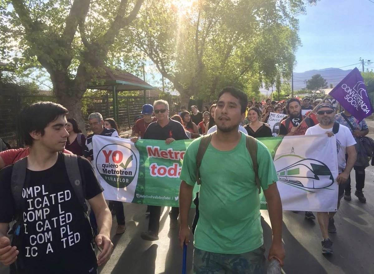 MetroPenaflor's tweet photo. Hoy vivimos un nuevo día de movilizaciones en #Peñaflor y #YoQuieroMetrotren también está presente. Nuestra comuna y otras despertaron y se unieron por esta causa hace algún tiempo. ¡Ahora podemos decir que todo #ChileDesperto para unirse en contra de los abusos! #ChileEnHuelga https://t.co/ZgfEfSSbgI