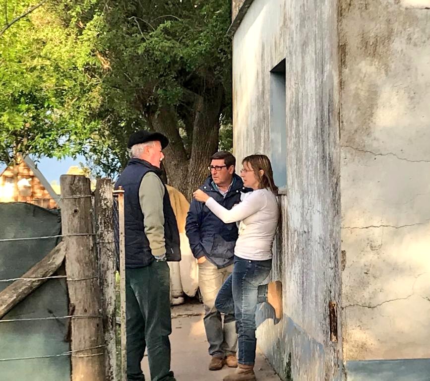 En #CuraMalal hablando con los vecinos, escuchando y contándoles nuestras propuestas para seguir transformando nuestro distrito. Seguimos juntos en cada rincón de #Suárez. Este domingo vamos juntos por el futuro! #ElegíFuturo