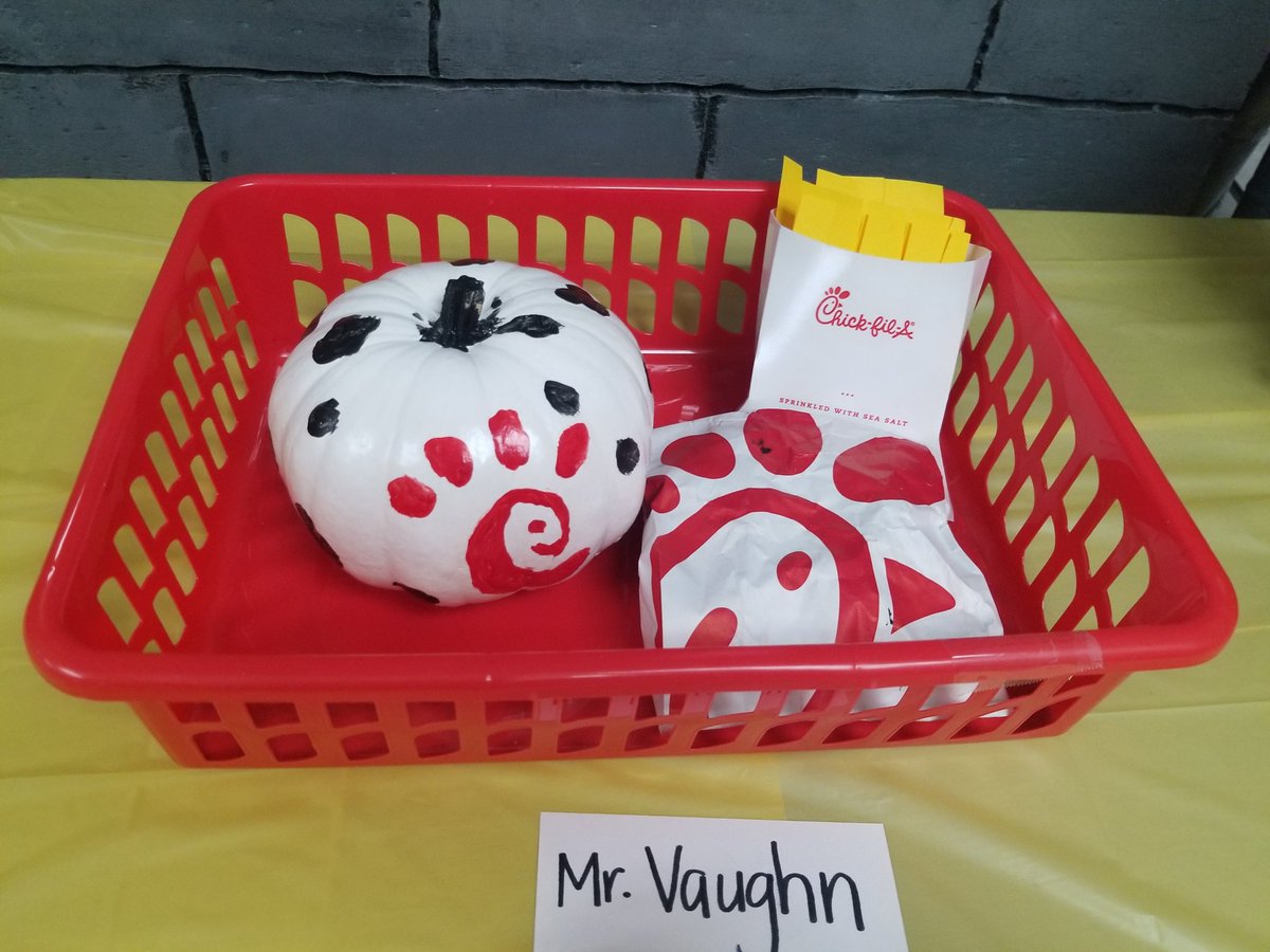 MisterV2021's tweet photo. Well you know!!😉😂 #ChampLife4 #MrVsChamps #SumterStrong #PumpkinDisplay #Chickfila #EatMorChickin #ILoveChickfila @ChickfilA @sumterChickfila https://t.co/rcLcniaI4m