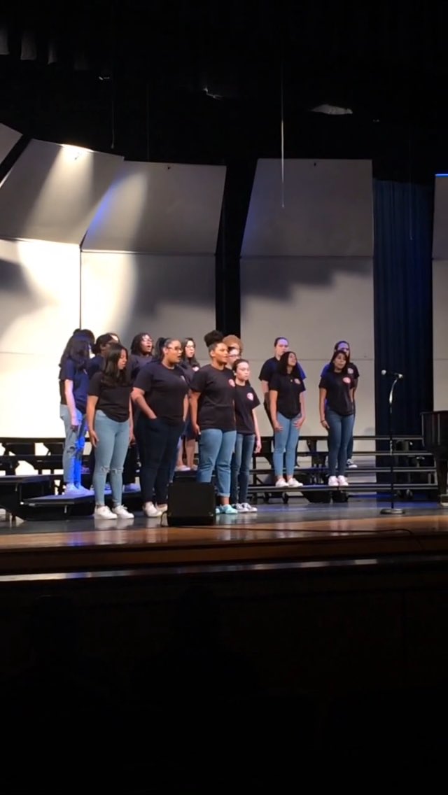 MissHicks_'s tweet photo. @GFHSChoirs with another fantastic performance!! Love hearing these beautiful voices πΆ #garfieldpride #beachampion #positivelypwcs https://t.co/HMnXn5V5eW