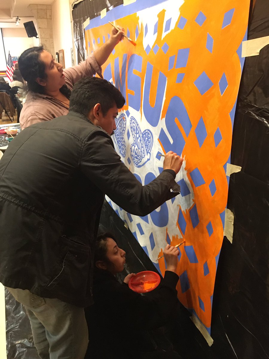 ArtsAllianceIL's tweet image. Come To Your Census attendees contribute to a mural created by Chicago artist Hector Duarte. #ArtsMovePolicy #Census2020 #ILCountMeIn