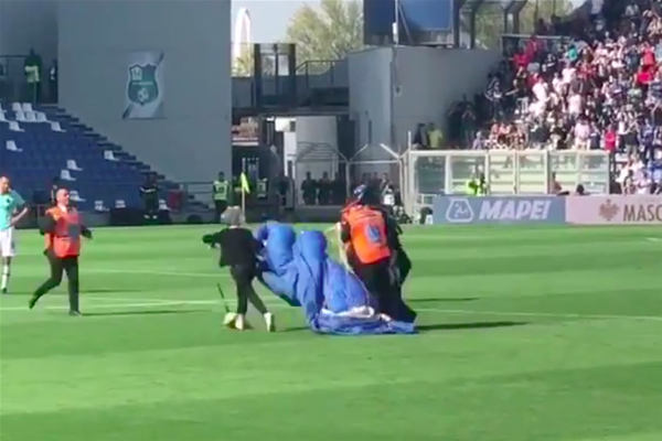 FTBL_Life_'s tweet photo. "Didn't realise the tiny green square was a stadium" - Parachuter lands in middle of Serie A clash: An emergency landing is thought to be behind the interrupting parachuter https://t.co/h8wpAzqtmv https://t.co/owOckqjsHk