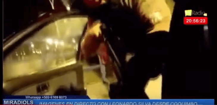 MiRadiols's tweet photo. [Video] Carabineros agrede a periodista de Mi Radio en medio de reporteo por barricadas https://t.co/cEVJjBp1od https://t.co/s35sWNlNCU