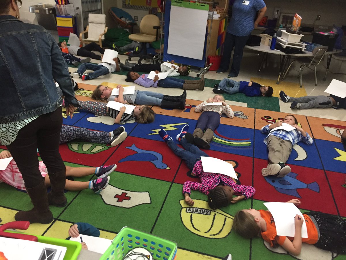 MrsChaump's tweet photo. One of my favorite days of the year!! Learning about Frida Kahlo and trying to draw like she did #wilburinspired @senoraalonso https://t.co/5De9Tswpzf
