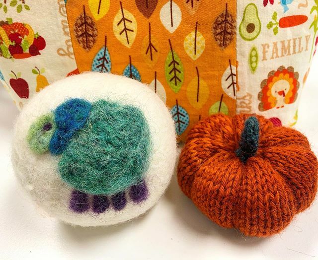 DebMomOf3's tweet photo. Had fun over the weekend with autumn themed crafting. And tried needle felting for the first time. Happy Fall! 🍁 🍂 🎃 https://t.co/fz6x3Z7FoL