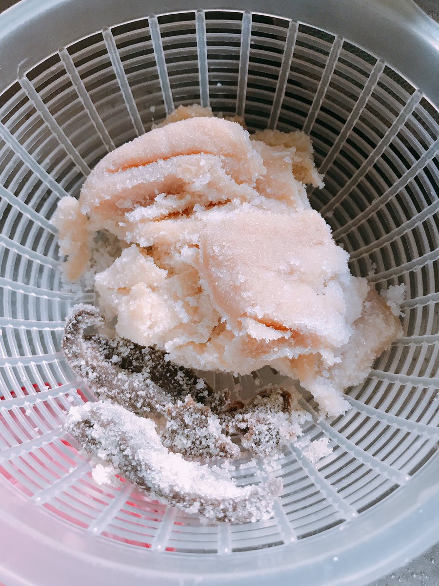 Riel 以前釣ったカツオの内臓で酒盗の途中経過 塩漬けにしておいた内臓を良く洗い水気をきり包丁で刻んで酒とみりんに漬け2週間おけばいけるらしいのだけど 今のところ傷みなどはなく市販されてるあの酒盗のニオイが ちなみに私はあまり好きでは