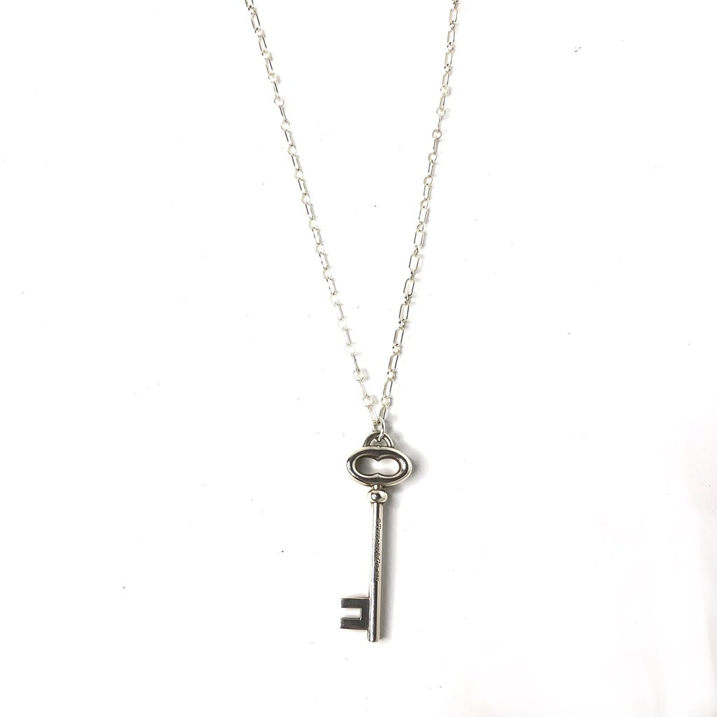 ConsignAtSoho's tweet image. Tiffany &amp;amp; Co Sterling Key Necklace 😍 

Only $145.00

Show now 👉👉 tinyurl.com/yyzemwqk