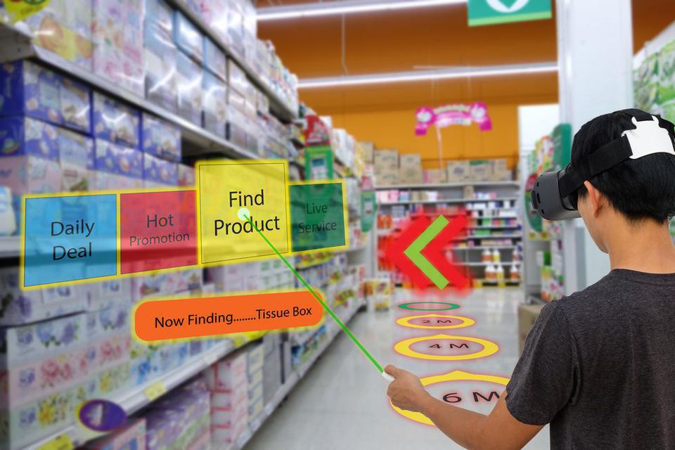 flow_fb2b's tweet photo. La utilización de Realidad Aumentada y Realidad Virtual en retail mejora la experiencia de compra, reduce los costes y facilta las experiencias inmersivas y personalizadas #transformaciondigital @forbes   https://t.co/MXAUK4xQro https://t.co/pBkE16kWff